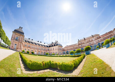 Vue panoramique du château de Champlitte avec ses jardins à sunny day, France Banque D'Images