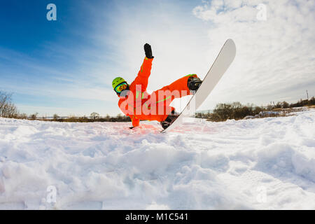 Snowboarder faisant un tour sur la pente de ski Banque D'Images