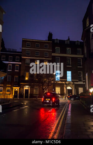 London cab passant par posh maisons géorgiennes de nuit à Mayfair, Londres, Angleterre, RU Banque D'Images