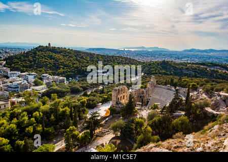 L'Odéon d'Hérode Atticus, sur le versant sud de l'Acropole avec la ville d'Athènes dans l'arrière-plan. Banque D'Images