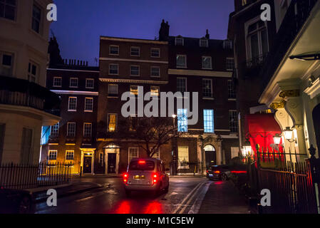 London cab passant par posh maisons géorgiennes de nuit à Mayfair, Londres, Angleterre, RU Banque D'Images