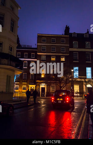 London cab passant par posh maisons géorgiennes de nuit à Mayfair, Londres, Angleterre, RU Banque D'Images