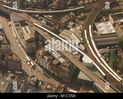 Une vue de la page Visualisation d'étage du Shard à bas sur de la voie ferrée menant à Cannon Street Station, London Banque D'Images