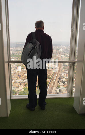 Un homme à la recherche de l'Est de Londres à partir de l'étage le plus élevé, 27 ans, de l'Écharde de Londres Banque D'Images