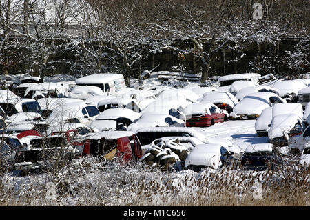 Automobiles couvertes de neige d'Harwich, Massachusetts ferrailles à Cape Cod, USA Banque D'Images