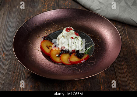 Burrata fromage avec sauce gaspacho de tomates et Banque D'Images