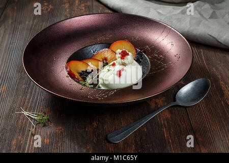 Burrata fromage avec sauce gaspacho de tomates et Banque D'Images