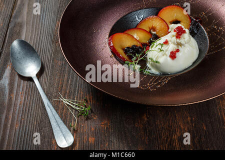 Burrata fromage avec sauce gaspacho de tomates et Banque D'Images