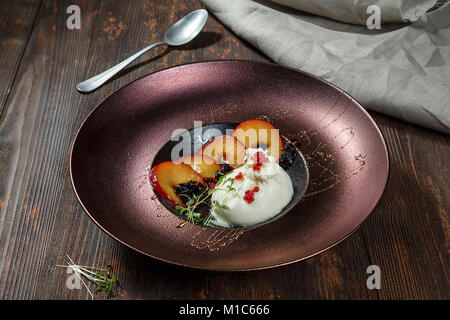 Burrata fromage avec sauce gaspacho de tomates et Banque D'Images