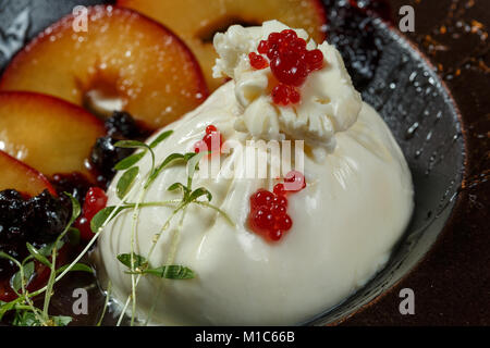 Burrata fromage avec sauce gaspacho de tomates et Banque D'Images