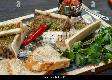 La moelle de boeuf avec l'oignon et sauce Chimichurri Banque D'Images