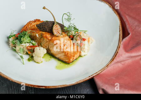 Saumon grillé avec de la chaux, asperges et tomates cerises on white plate Banque D'Images