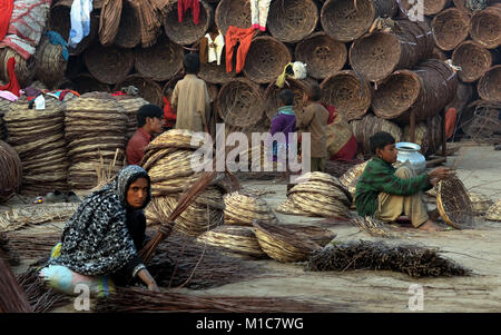 Lahore, Pakistan. 29 janvier, 2018. Famille gitane pakistanais est occupé à préparer le panier traditionnel de branches sèches. Le tissage de paniers est aussi vieux que l'histoire de l'homme. Des traces de paniers ont été trouvés dans les pyramides égyptiennes, et les chemises panier tissé ont laissé leurs impressions à l'intérieur des fragments de poteries anciennes. Credit : Rana Sajid Hussain/Pacific Press/Alamy Live News Banque D'Images