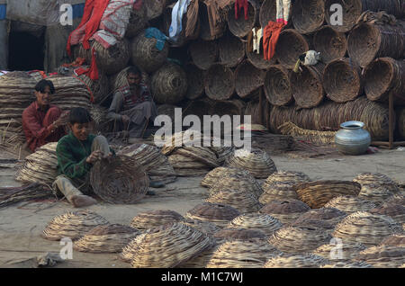 Lahore, Pakistan. 29 janvier, 2018. Famille gitane pakistanais est occupé à préparer le panier traditionnel de branches sèches. Le tissage de paniers est aussi vieux que l'histoire de l'homme. Des traces de paniers ont été trouvés dans les pyramides égyptiennes, et les chemises panier tissé ont laissé leurs impressions à l'intérieur des fragments de poteries anciennes. Credit : Rana Sajid Hussain/Pacific Press/Alamy Live News Banque D'Images