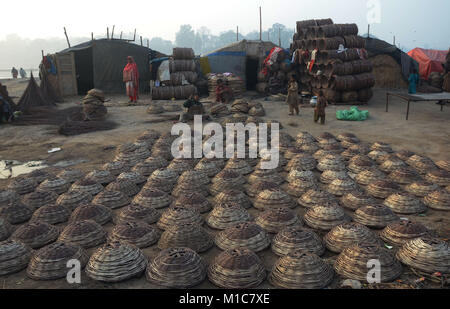 Lahore, Pakistan. 29 janvier, 2018. Famille gitane pakistanais est occupé à préparer le panier traditionnel de branches sèches. Le tissage de paniers est aussi vieux que l'histoire de l'homme. Des traces de paniers ont été trouvés dans les pyramides égyptiennes, et les chemises panier tissé ont laissé leurs impressions à l'intérieur des fragments de poteries anciennes. Credit : Rana Sajid Hussain/Pacific Press/Alamy Live News Banque D'Images