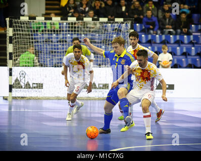 Kiev, UKRAINE - le 29 janvier 2017 : de l'Ukraine Mykola Grytsyna (# 7) lutte pour une balle avec Alex Yepes d'Espagne (# 9) lors de leur match amical Futsal un Banque D'Images