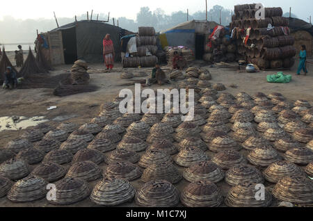 Lahore, Pakistan. 29 janvier, 2018. Famille gitane pakistanais est occupé à préparer le panier traditionnel de branches sèches. Le tissage de paniers est aussi vieux que l'histoire de l'homme. Des traces de paniers ont été trouvés dans les pyramides égyptiennes, et les chemises panier tissé ont laissé leurs impressions à l'intérieur des fragments de poteries anciennes. Credit : Rana Sajid Hussain/Pacific Press/Alamy Live News Banque D'Images