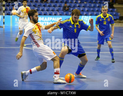 Kiev, UKRAINE - le 29 janvier 2017 : Rafa Usin d'Espagne (L) lutte pour une balle avec Volodymyr Razuvanov d'Ukraine au cours de leur match amical Futsal à P Banque D'Images