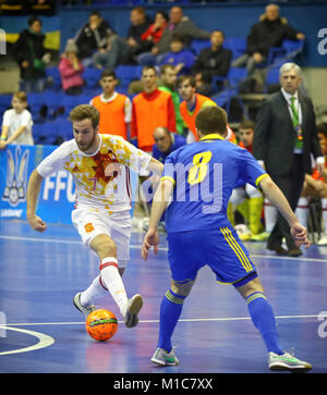 Kiev, UKRAINE - le 29 janvier 2017 : Pola de l'Espagne (L) lutte pour une balle avec de l'Ukraine au cours de Vitalii Dzuba leur amical Futsal match à Sp de Palats Banque D'Images