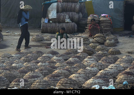 Lahore, Pakistan. 29 janvier, 2018. Famille gitane pakistanais est occupé à préparer le panier traditionnel de branches sèches. Le tissage de paniers est aussi vieux que l'histoire de l'homme. Des traces de paniers ont été trouvés dans les pyramides égyptiennes, et les chemises panier tissé ont laissé leurs impressions à l'intérieur des fragments de poteries anciennes. Credit : Rana Sajid Hussain/Pacific Press/Alamy Live News Banque D'Images