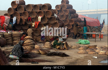 Lahore, Pakistan. 29 janvier, 2018. Famille gitane pakistanais est occupé à préparer le panier traditionnel de branches sèches. Le tissage de paniers est aussi vieux que l'histoire de l'homme. Des traces de paniers ont été trouvés dans les pyramides égyptiennes, et les chemises panier tissé ont laissé leurs impressions à l'intérieur des fragments de poteries anciennes. Credit : Rana Sajid Hussain/Pacific Press/Alamy Live News Banque D'Images