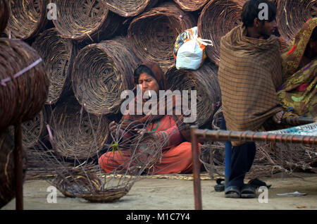 Lahore, Pakistan. 29 janvier, 2018. Famille gitane pakistanais est occupé à préparer le panier traditionnel de branches sèches. Le tissage de paniers est aussi vieux que l'histoire de l'homme. Des traces de paniers ont été trouvés dans les pyramides égyptiennes, et les chemises panier tissé ont laissé leurs impressions à l'intérieur des fragments de poteries anciennes. Credit : Rana Sajid Hussain/Pacific Press/Alamy Live News Banque D'Images