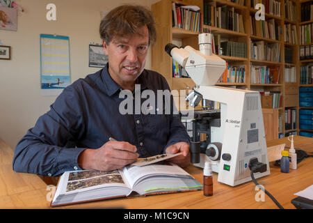 Les lichens, Duerhammer expert biologiste Oliver à son bureau à Sinzing, Allemagne, 19 janvier 2018. Les lichens sont des bioindicateurs de la pollution atmosphérique et les changements climatiques. Photo : Armin Weigel/dpa Banque D'Images