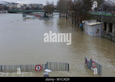 Paris, France. 28 janvier, 2018. La hausse de l'eau des crues à Paris, Seine en crue le 28 janvier 2018 Credit : RichFearon/Alamy Live News Banque D'Images