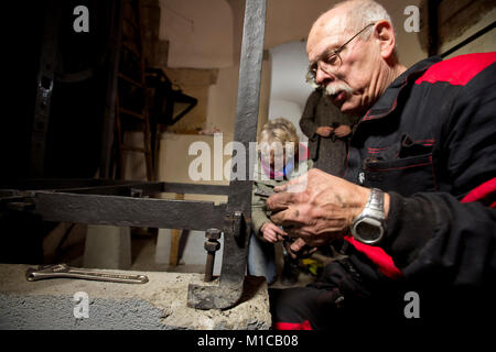 Prague, République tchèque. 29 janvier, 2018. Clockmaster Petr Skala démantèle le réveil automatique de l'horloge astronomique de Prague historique, à Prague, en République tchèque, le lundi, Janvier 29, 2018. L'horloge va être entièrement démonté afin d'être réparés par des restaurateurs. Credit : Katerina Sulova/CTK Photo/Alamy Live News Banque D'Images