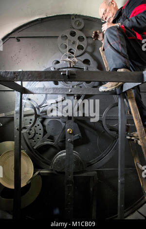 Prague, République tchèque. 29 janvier, 2018. Clockmaster Petr Skala démantèle le réveil automatique de l'horloge astronomique de Prague historique, à Prague, en République tchèque, le lundi, Janvier 29, 2018. L'horloge va être entièrement démonté afin d'être réparés par des restaurateurs. Credit : Katerina Sulova/CTK Photo/Alamy Live News Banque D'Images