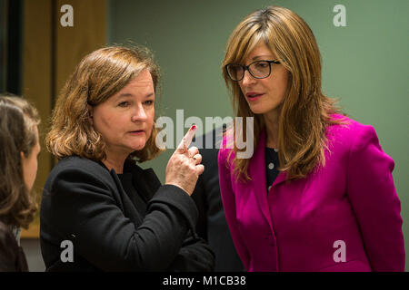 Ministre français attaché à la ministre des Affaires étrangères, Nathalie Loiseau (L) et vice-Premier ministre bulgare pour la réforme de la Justice et ministre des Affaires étrangères Ekaterina Zaharieva pendant Conseil de l'UE le Brexit : Conseil (Article 50) au siège du Conseil européen à Bruxelles, Belgique le 29.01.2018 par Wiktor Dabkowski | conditions dans le monde entier Banque D'Images