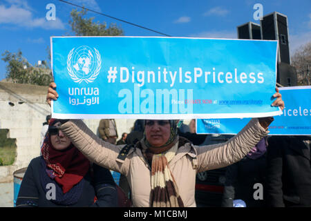 29 janvier 2018 - L'union des 13 000 employés de l'UNRWA à organiser une marche dans la ville de Gaza pour protester contre la décision des États-Unis de geler le financement de l'Organisation des Nations Unies pour l'Office de secours et de travaux pour les réfugiés palestiniens (UNRWA). L'UNRWA est soutenu par des contributions volontaires des États membres des Nations Unies, avec son plus grand donateur, les ETATS-UNIS, a récemment annoncé le gel de la plupart de sa contribution financière à l'agence. De nombreux habitants de Gaza dépendent entièrement de l'Office pour les services essentiels : Ahmad Crédit/Hasaballah ImagesLive/ZUMA/Alamy Fil Live News Banque D'Images