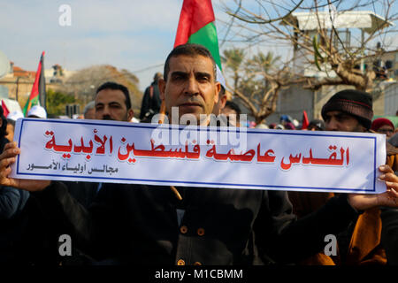 29 janvier 2018 - L'union des 13 000 employés de l'UNRWA à organiser une marche dans la ville de Gaza pour protester contre la décision des États-Unis de geler le financement de l'Organisation des Nations Unies pour l'Office de secours et de travaux pour les réfugiés palestiniens (UNRWA). L'UNRWA est soutenu par des contributions volontaires des États membres des Nations Unies, avec son plus grand donateur, les ETATS-UNIS, a récemment annoncé le gel de la plupart de sa contribution financière à l'agence. De nombreux habitants de Gaza dépendent entièrement de l'Office pour les services essentiels : Ahmad Crédit/Hasaballah ImagesLive/ZUMA/Alamy Fil Live News Banque D'Images