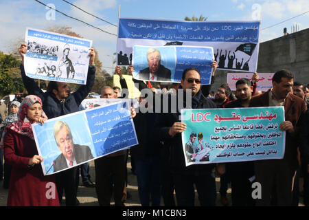 29 janvier 2018 - L'union des 13 000 employés de l'UNRWA à organiser une marche dans la ville de Gaza pour protester contre la décision des États-Unis de geler le financement de l'Organisation des Nations Unies pour l'Office de secours et de travaux pour les réfugiés palestiniens (UNRWA). L'UNRWA est soutenu par des contributions volontaires des États membres des Nations Unies, avec son plus grand donateur, les ETATS-UNIS, a récemment annoncé le gel de la plupart de sa contribution financière à l'agence. De nombreux habitants de Gaza dépendent entièrement de l'Office pour les services essentiels : Ahmad Crédit/Hasaballah ImagesLive/ZUMA/Alamy Fil Live News Banque D'Images