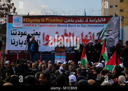 29 janvier 2018 - L'union des 13 000 employés de l'UNRWA à organiser une marche dans la ville de Gaza pour protester contre la décision des États-Unis de geler le financement de l'Organisation des Nations Unies pour l'Office de secours et de travaux pour les réfugiés palestiniens (UNRWA). L'UNRWA est soutenu par des contributions volontaires des États membres des Nations Unies, avec son plus grand donateur, les ETATS-UNIS, a récemment annoncé le gel de la plupart de sa contribution financière à l'agence. De nombreux habitants de Gaza dépendent entièrement de l'Office pour les services essentiels : Ahmad Crédit/Hasaballah ImagesLive/ZUMA/Alamy Fil Live News Banque D'Images