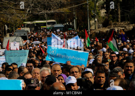 29 janvier 2018 - L'union des 13 000 employés de l'UNRWA à organiser une marche dans la ville de Gaza pour protester contre la décision des États-Unis de geler le financement de l'Organisation des Nations Unies pour l'Office de secours et de travaux pour les réfugiés palestiniens (UNRWA). L'UNRWA est soutenu par des contributions volontaires des États membres des Nations Unies, avec son plus grand donateur, les ETATS-UNIS, a récemment annoncé le gel de la plupart de sa contribution financière à l'agence. De nombreux habitants de Gaza dépendent entièrement de l'Office pour les services essentiels : Ahmad Crédit/Hasaballah ImagesLive/ZUMA/Alamy Fil Live News Banque D'Images