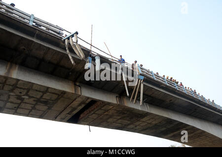 (180129) -- Le Bengale-occidental (Inde), le 29 janvier 2018 (Xinhua) -- Photo prise le 29 janvier 2018 montre le pont où un autobus plonger s'est produite dans le district de Murshidabad, dans l'Est de l'Inde, l'État du Bengale-Occidental, le 29 janvier 2009, 2018. Au moins 35 personnes ont été tuées après qu'un bus de passagers s'est écrasé sur un vieux pont et plongé dans un profond canal relié à une rivière dans l'Est de l'état indien du Bengale-occidental lundi, a annoncé la police. (Xinhua) Banque D'Images