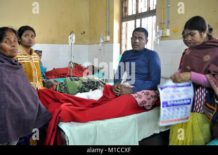 (180129) -- Le Bengale-occidental (Inde), le 29 janvier 2018 (Xinhua) -- passagers blessés reçoivent des soins dans un hôpital de district de Murshidabad, dans l'Est de l'Inde, l'État du Bengale-Occidental, le 29 janvier 2009, 2018. Au moins 35 personnes ont été tuées après qu'un bus de passagers s'est écrasé sur un vieux pont et plongé dans un profond canal relié à une rivière dans l'Est de l'état indien du Bengale-occidental lundi, a annoncé la police. (Xinhua) Banque D'Images