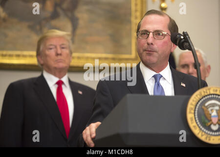 29 janvier 2018 - Washington, District de Columbia, États-Unis d'Amérique - Alex Azar parle pendant lors de son assermentation, d'être secrétaire du ministère de la Santé et des Services à la Maison Blanche à Washington, DC, le 29 janvier 2018. .Crédit : Chris Kleponis / Piscine via CNP (crédit Image : © Chris Kleponis/CNP via Zuma sur le fil) Banque D'Images