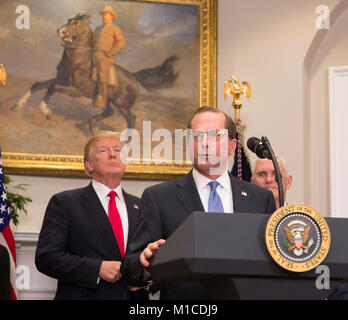 Alex Azar parle pendant lors de son assermentation, d'être secrétaire du ministère de la Santé et des Services à la Maison Blanche à Washington, DC, le 29 janvier 2018. Crédit : Chris Kleponis / Piscine via CNP /MediaPunch Banque D'Images