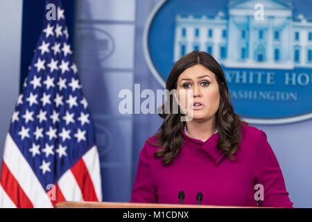 Secrétaire de presse de la Maison Blanche Sarah Huckabee Sanders parle avec les journalistes au cours du point de presse quotidien de la Maison Blanche à la Maison Blanche le 29 janvier 2018, à Washington, DC Crédit : Alex Edelman/CNP /MediaPunch Banque D'Images