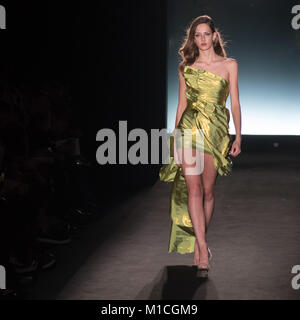 Barcelone, Espagne. 29 janvier, 2018. Un mannequin portant un ZE Garcia promenades design la piste pendant le spectacle d'ouverture de la Fashion Week 2018 de Barcelone 080. Crédit : Jordi Boixareu/Alamy Live News Banque D'Images