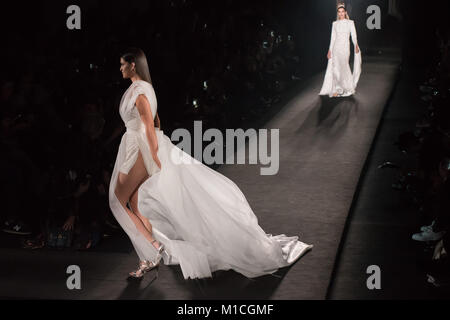 Barcelone, Espagne. 29 janvier, 2018. Port designs modèles ZE Garcia à pied la piste pendant le spectacle d'ouverture de la Fashion Week 2018 de Barcelone 080. Crédit : Jordi Boixareu/Alamy Live News Banque D'Images