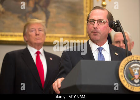 Alex Azar parle pendant lors de son assermentation, d'être secrétaire du ministère de la Santé et des Services à la Maison Blanche à Washington, DC, le 29 janvier 2018. Crédit : Chris Kleponis / Piscine via CNP - AUCUN FIL SERVICE · Photo : Chris Kleponis/consolidé Nouvelles Photos/Chris Kleponis - Piscine via CNP Banque D'Images