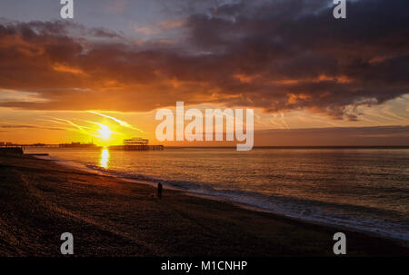 Brighton, UK. 30Th Jan, 2018. Le soleil se lève sur West Pier de Brighton ce matin . La météo devrait être beaucoup plus froid en Grande-Bretagne au cours des prochains jours après de récentes vent et pluie Crédit : Simon Dack/Alamy Live News Banque D'Images