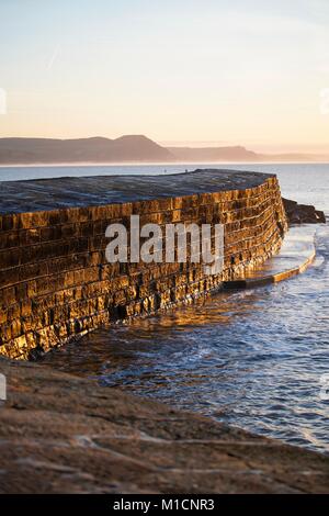 Lyme Regis, dans le Dorset, UK. 30Th Jan, 2018. Météo britannique. Croquantes et claires pour la journée, sur la côte sud de Dorset. Credit : DTNews/Alamy Vivre Crédit : Dan Tucker/Alamy Live News Banque D'Images