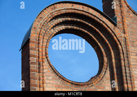 Haut de brique unique structure d'une maison historique avec trois trous et lucarne dans la vieille ville de Gdansk, Pologne, Europe, libre de détails architecturaux Banque D'Images