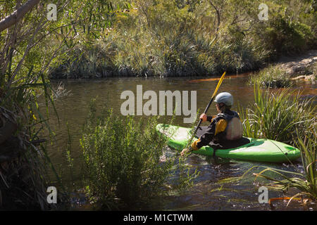 Femme kayak en rivière Banque D'Images