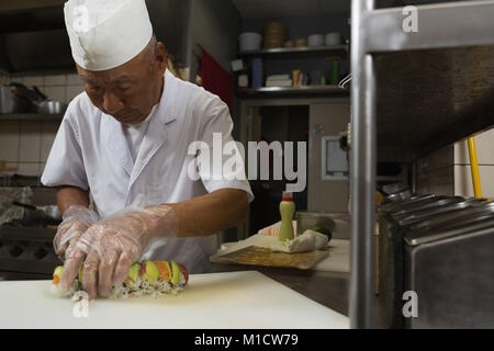 Senior chef de la préparation des sushis dans la cuisine Banque D'Images