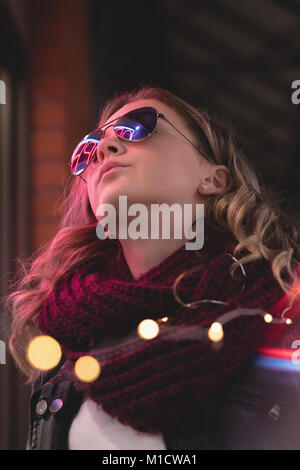 Belle femme debout à l'extérieur du centre commercial Banque D'Images